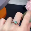 Anillo de esmeralda natural alta claridad lleno de fuego color piedra principal tamaño aproximado 4*5mm plata de ley 925 incrustación de precisión