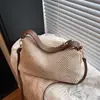 Bolsa de palha de verão estilo pastoral para mulheres, nova coleção 2026, bolsa de mão retrô plissada color block, bolsa transversal versátil