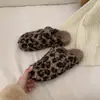 Zapatos peludos grises para mujer, nuevo estilo invernal para exteriores, zapatos de suela gruesa estilo Birkenstock, forrados de felpa, de punta cerrada, zapatillas de casa de algodón
