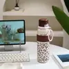 Copo térmico com estampa de leopardo, aço inoxidável 316, copo estiloso com canudo e alça, grande capacidade, copo de café portátil para mulheres