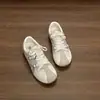 Zapatos casuales grises con rosa para mujer con aumento interno de altura, zapatillas de entrenamiento alemanas de suela plana 2026, modelo nuevo versátil de cordones retro de otoño
