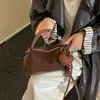 Bolso tipo almohada de gamuza de alta gama ultra moderno estilo coreano para mujer, nuevo de moda 2026, versátil, de gran capacidad, para hombro y cruzado