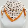 Bufanda Nueva de Algodón y Lino Cuadrada Pequeña para Mujer Otoño e Invierno, Moderna y Versátil, Bufanda Cálida, Hebilla Magnética, Procesamiento Decorativo y Personalización