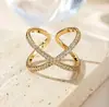 Anillo de Luz de Zirconia Incrustada en Oro Real Chapado en Cobre Transfronterizo Europeo y Americano Lujo Ligero Sensación de Alta Gama Anillo para el Dedo Joyería de Mano Versátil Fabricante Venta al por Mayor en Stock