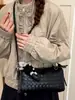 Nuevo modelo de principios de otoño de 2026, color liso, elegante y atractivo, bolso cruzado simple, bolso cuadrado pequeño con patrón tejido versión coreana, bolso de hombro de moda