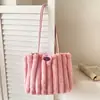 Bolsa Tote de Pelúcia Nova Outono/Inverno 2026 Feminina Fofa Pingente de Urso Bolsa de Ombro Único Sob o Braço Chapéu Conjunto de Duas Peças Moderno
