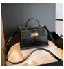 Bolsa Feminina 2026 Nova Moda Textura Padrão Pedra Bolsa de Ombro Retrô com Fivela de Cadeado Bolsa Transversal Pequena Quadrada Cor Sólida