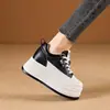 Zapatillas blancas para mujer con plataforma oculta para aumentar la altura 2026 nuevo estilo otoño plataforma estilo coreano zapatos casuales para mujeres bajas zapatos de mujer con suela gruesa de 10 cm