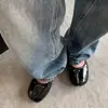 Versão em pele de ovelha~Estilo de moda de nicho sapatos de bico aberto raso decorados com rebites para mulheres, sapatos de salto grosso simples para o dia a dia, estilo de noite
