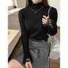Top base dulce y juvenil con ribete de encaje para mujer, estilo otoño e invierno, con cuello semi-alto y un diseño único de punto acanalado