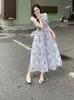Vestido Novo Retro Outono 2026 Gola Quadrada Estampa Floral Feminino Super Fada Estilo Floresta Cintura Marcada Emagrecedor Barra com Babados Saia Longa