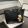 Bolsa tote grande com padrão de losangos em cores contrastantes e pingente de urso fofo, bolsa de ombro feminina versátil e moderna para o trabalho