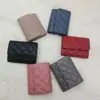 Carteira de Moedas Curta Estilo Chanel em Pele de Ovelha Moda Feminina 2024 Nova Multifuncional Compacta Porta-Moedas Armazenamento de Certificado