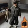 Conjunto de Sudadera de Felpa para Niños Otoño Invierno 2026 Nueva Chaqueta de Cuadros Engrosada para Niños Ropa de Invierno Cálido Conjunto de Tres Piezas Moderno