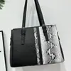 Bolsa Feminina Elegante em Couro Macio com Estampa de Cobra Modelo Novo 2026 Bolsa de Mão Bolsa de Ombro Estampada Bolsa Feminina de Grande Capacidade para Mulheres de Meia-Idade