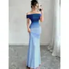 Comércio exterior vestuário feminino, nova moda europeia e americana, vestido longo justo de manga curta com gradiente e ombro a ombro