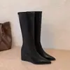 Nueva colección Otoño-Invierno 2026: Botas altas hasta la rodilla para mujer con un tacón ligeramente elevado, diseñadas para hacer que las piernas parezcan más delgadas, con una silueta de pierna recta y un estilo ecuestre a la moda.