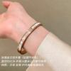 Pulsera de Diamantes Micro-incrustados de Lujo Ligero y Sensación de Alta Gama para Mujer, Pulsera Sencilla de Moda de Acero de Titanio que no se Decolora, para Pareja, Combinable con Todo, Primera Joya