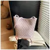 Bolso Tejido de Diseño de Nicho a la Moda para Mujer, Bolso Cruzado Nuevo 2025, Bolso Cubo Fresco y Elegante de Verano