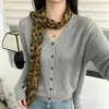 Cárdigan de punto con cuello en V para mujer con bufanda, nuevo estilo otoño e invierno 2026, holgado, adelgazante, rejuvenecedor, abrigo suéter de manga larga