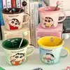 Taza de Cerámica Marcada con Escala de Crayon Shin-Chan, Taza de Café Linda para Niñas, Regalo de Cumpleaños para Parejas, Uso Doméstico