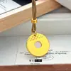 Libro Rojo Nuevo Diseño Estilo Chino Estilo Familia Zhou Oro Antiguo Chapado Diamante Incrustado Patrón de Nube Hebilla de Paz Colgante Collar