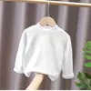 Ropa interior cálida de estilo nuevo para otoño e invierno 2026 para niños, camiseta de manga larga con cuello medio alto, camiseta básica de color liso para niños y niñas