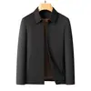 Chaqueta de algodón para hombre de otoño e invierno con forro interior desmontable, relleno de lana de oveja y seda de morera, una chaqueta cálida y elegante para hombres de mediana edad y mayores.