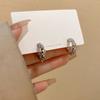 Pendientes de aro sencillos para mujer con diseño de plata rota