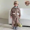 Conjunto de otoño e invierno para niños, atuendo deportivo con forro polar para niños, nuevo estilo 2026, conjunto casual de dos piezas de sudadera y pantalones para bebés y niñas