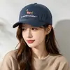 Gorra de béisbol bordada con un lindo cachorro de dibujos animados para mujer, versátil, adelgazante, visera ancha, circunferencia de cabeza grande, copa suave