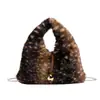 Bolsa de pelúcia super moderna para mulheres, nova bolsa transversal com corrente peluda versátil para outono e inverno, pequena bolsa tote