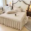Falda de cama de una sola pieza de algodón cepillado estilo coreano, estilo simple, color sólido, universal para todas las estaciones, amigable con la piel, algodón puro, cubierta de cama antideslizante, juego de tres piezas