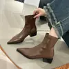 Botas femininas curtas estilo europeu e americano de bico fino, novas botas femininas outono e inverno 2024, botas da moda com salto grosso e cano justo, botas estilo Martin com design de nicho