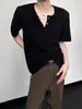Camiseta Casual Suelta de Canalé con Mangas Cortas para Hombre, Nuevo Estilo de Verano con Caída, Transpirable y Diseño de Cuello con Hebilla Metálica