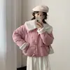 Casaco Feminino Curto de Algodão 2025 Novo Costura de Lã de Cordeiro Gola Grande Design Petite Outono e Inverno Jaqueta de Algodão