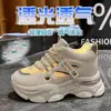 Zapatillas de papá para mujer 2025 primavera y otoño nuevas versátiles de suela gruesa que realzan la altura transpirables casuales deportivas tenis blancos