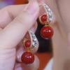 Pendientes de perlas rojas con circonitas, con un diseño de lujo ligero y versátil, con un temperamento que combina con todo en otoño e invierno.