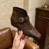 En stock Meilade botines color café oscuro que aumentan la altura estilo nuevo otoño 2026 hebilla tallada versátiles puntera cuadrada pequeña botas tipo Martin