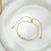 Joyería de Mano de Lujo Ligero con Baño de Oro Real e Incrustaciones de Circonita para Mujer, Pulsera Ajustable de Tira con Trébol de Cuatro Hojas de Concha Natural de Gama Alta