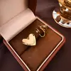 Pendientes vintage minimalistas cepillados de doble capa en forma de corazón, clips para orejas de disco de bobina de mosquito de alta gama de nicho europeo y americano, accesorios para orejas dulces y versátiles