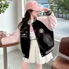 Chaqueta infantil para niña 2026 modelo nuevo, talla mediana y grande, estilo universitario casual de otoño, chaqueta de béisbol, longitud media y elegante