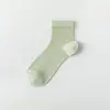 Meias confortáveis femininas de verão ultrafinas com sensação de pele nua, meias brancas de cano médio, anti-odor, respiráveis, meias de felpa para secagem ao ar, meias vazadas da moda