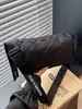 La popular bolsa cilíndrica con patrón de diamantes para mujer de este año es el nuevo modelo 2026, ofreciendo un bolso de hombro y cruzado de alta gama, moderno, versátil y casual.