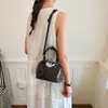 Bolsa Polca Ponto em Couro Patente Tendência de Nicho para Mulheres, Nova Bolsa Transversal Versátil, Bolsa de Mão Fashion, Bolsa Concha