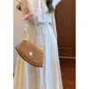 Nuevo conjunto de moda nacional estilo chino para personas petite, conjunto de dos piezas súper elegante de camisa blanca y falda, color liso, Otoño 2026
