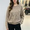 Suéter de malha feminino de manga comprida, novo estilo inverno 2026, com bordados intrincados e padrões jacquard, projetado para mulheres plus size, com um corte solto e relaxado, e um toque macio e confortável