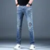 Jeans de mezclilla estampados de moda para hombre, nuevo estilo de otoño, pantalones ajustados elegantes y versátiles con pedrería y cuentas, pantalones elásticos para hombre