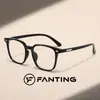 Montura cuadrada, esquinas redondeadas, lentes lisos, disponible en varios colores incluyendo negro brillante, gris translúcido, café degradado y azul degradado, con detalles de remaches plateados