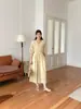 Toma real: Vestido midi de color sólido vintage francés con cuello en V y diseño plisado, nueva moda de verano 2026
